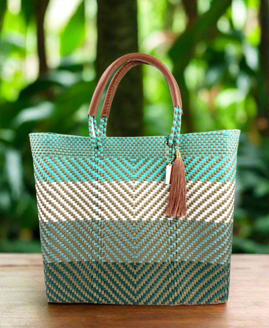 Women tote bag resort style. Lined with leather handles